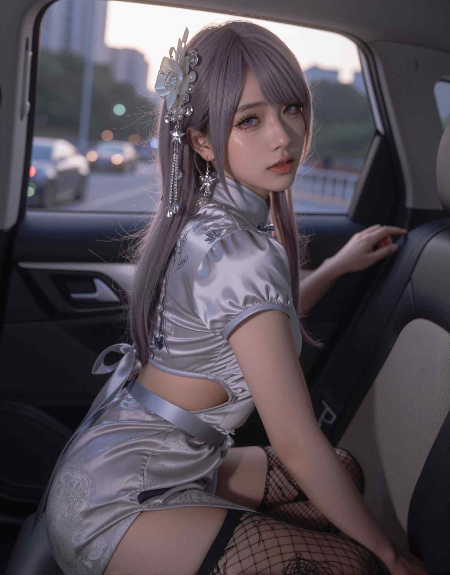 车内旗袍女子