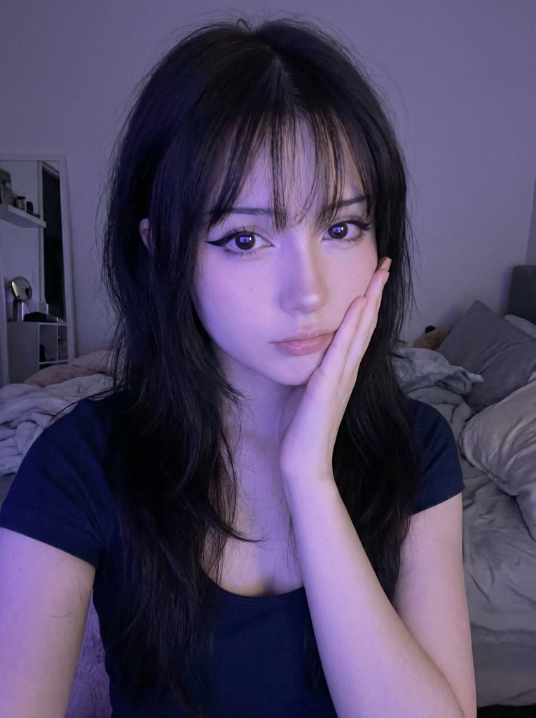 紫光下的自拍少女：K-Pop氛围感写真