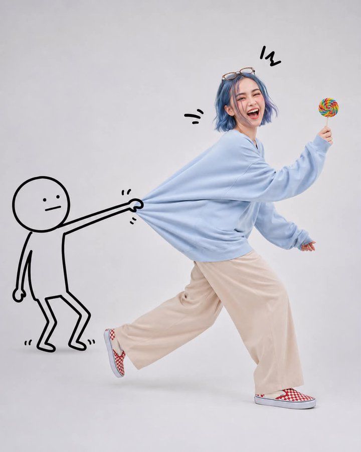 蓝发少女被手绘小人拉扯的趣味跑动瞬间