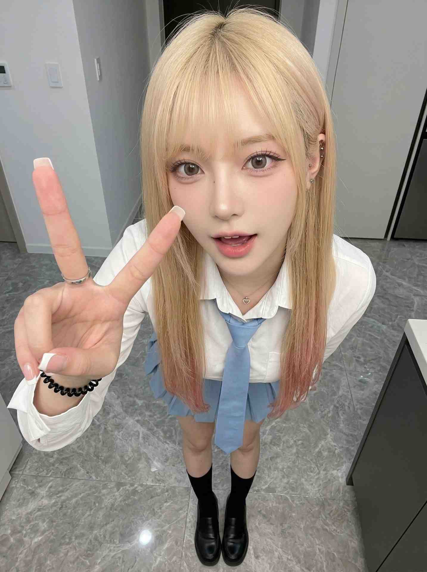 金发少女JK制服广角自拍