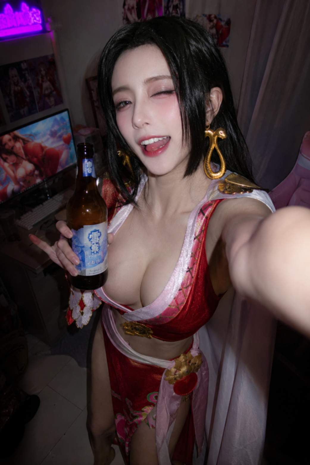 红金古装coser手持啤酒瓶自拍