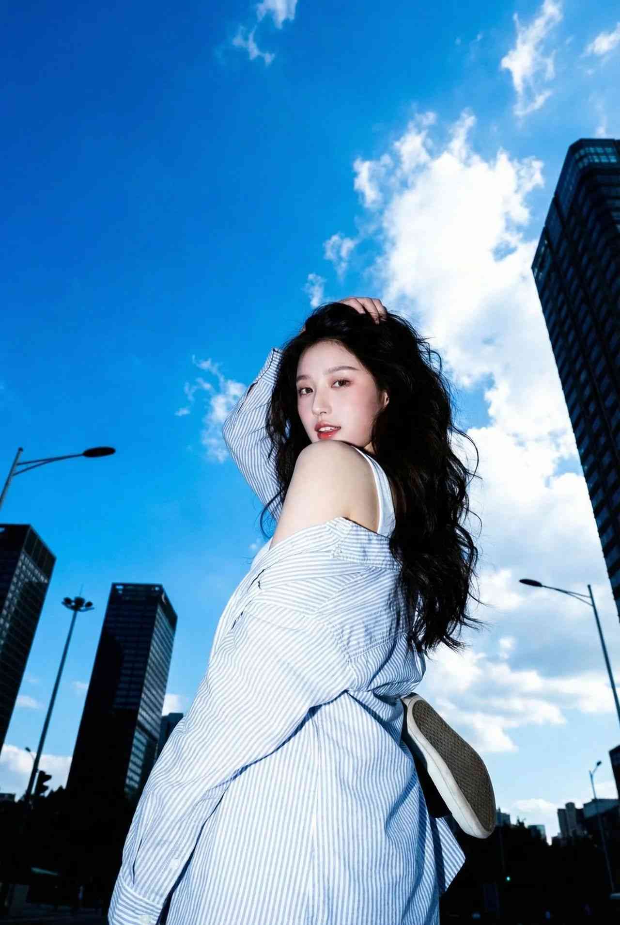 Y2K风格街头少女：仰拍视角下的活力与时尚