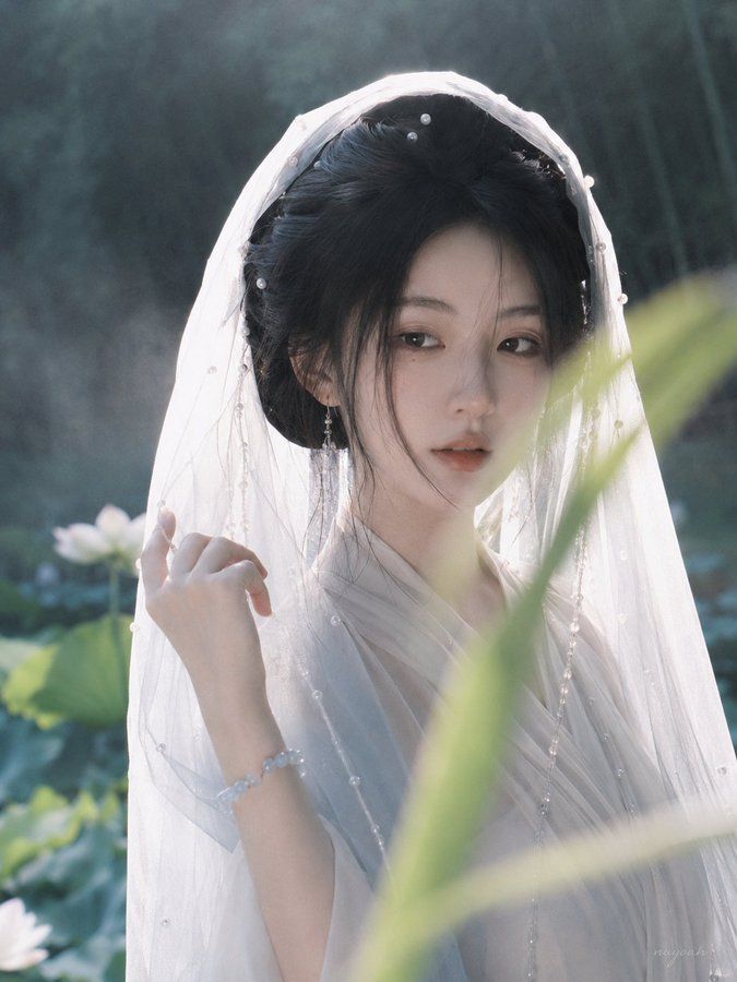 荷塘月色下身着白纱的古风女子