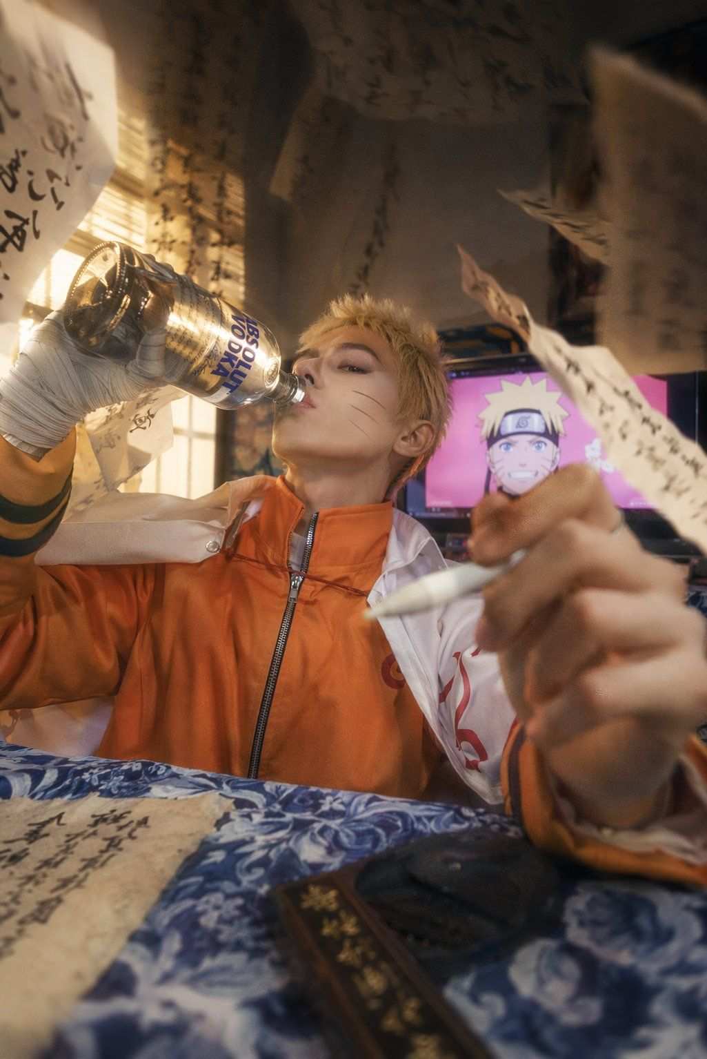 火影忍者鸣人cosplay居家自拍，手持伏特加与电容笔