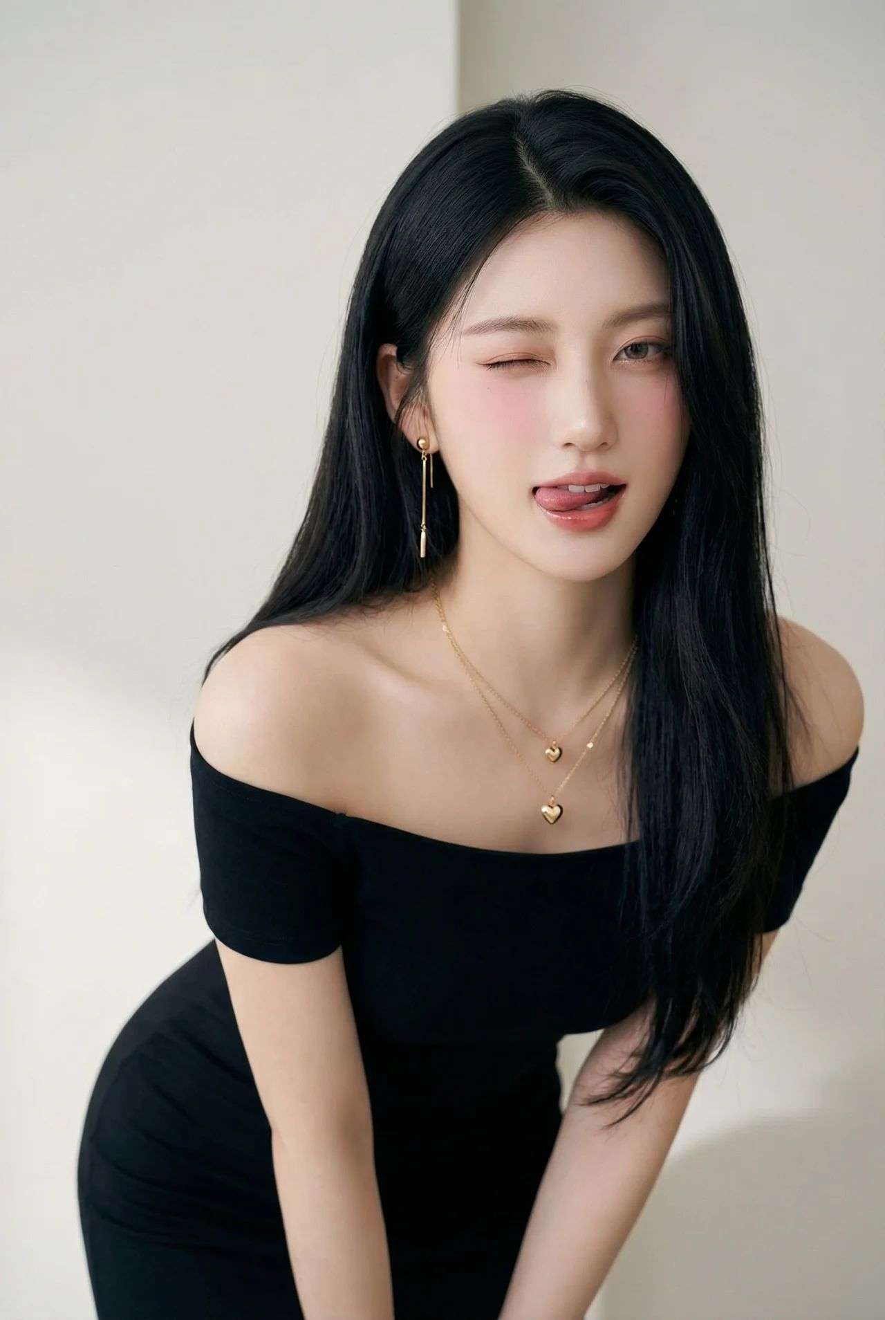 俏皮 wink 的黑发少女时尚肖像