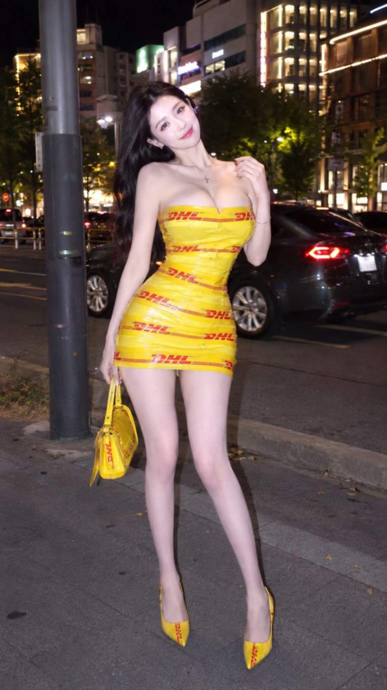 夜晚街头身穿黄色胶带裙的女子