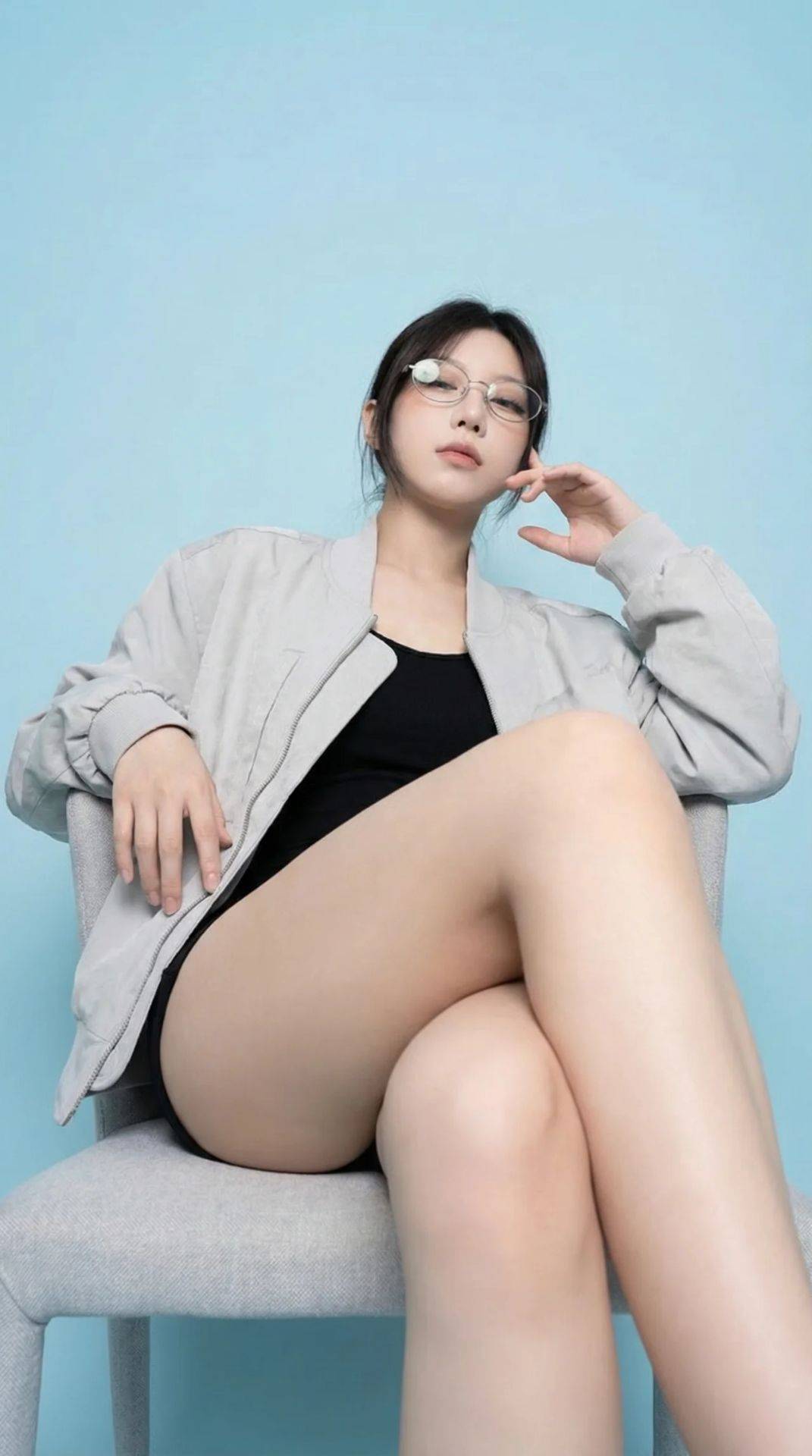 低角度写实风格女性坐姿肖像