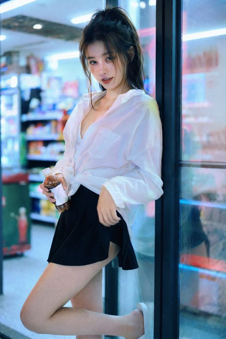 深夜便利店微缩：瓷肌少女倚门持饮的胶片故事