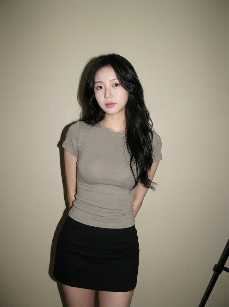 闪光灯下的纯欲少女：韩系妆容与紧身衣的私密写真