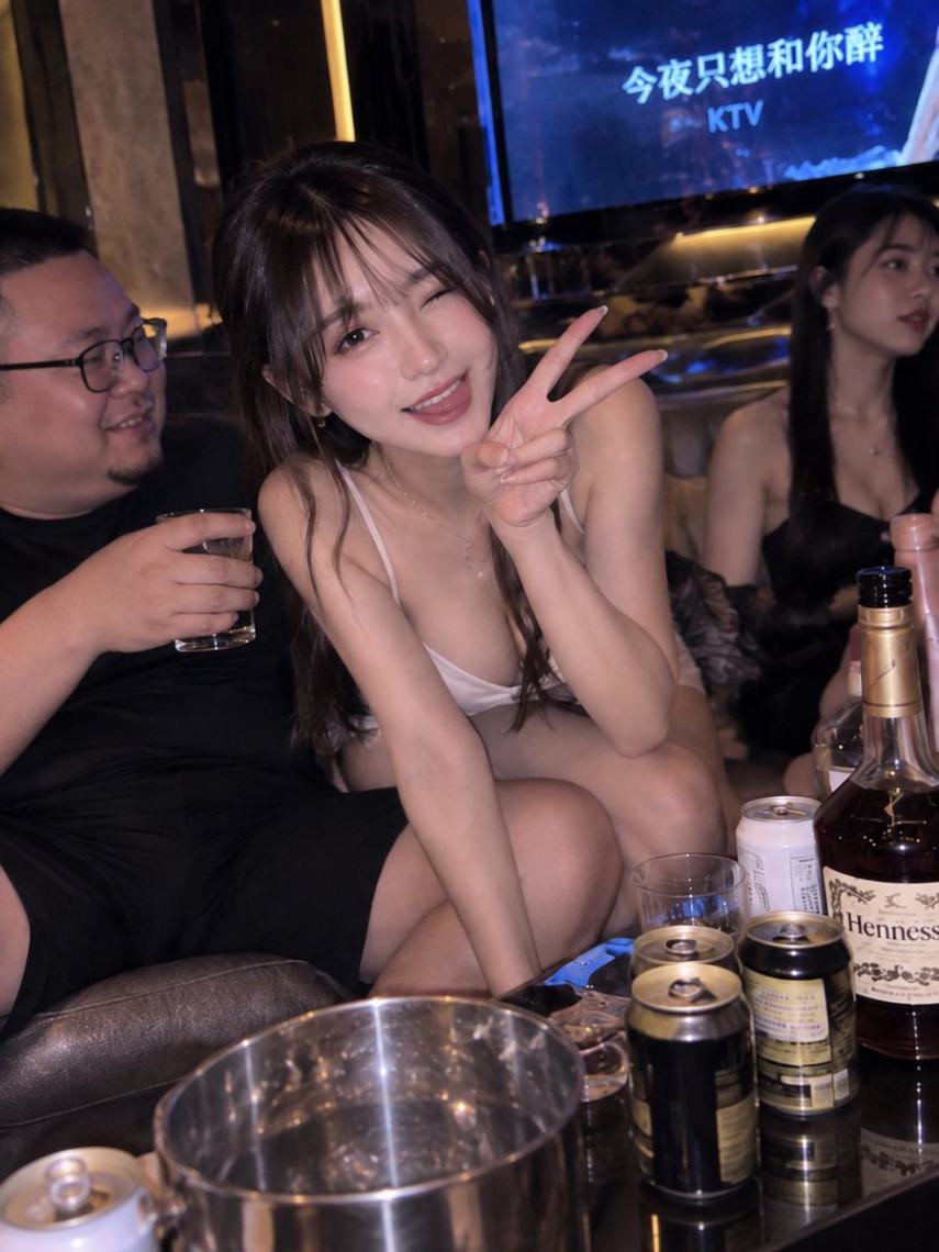 KTV包厢年轻女性比耶抓拍