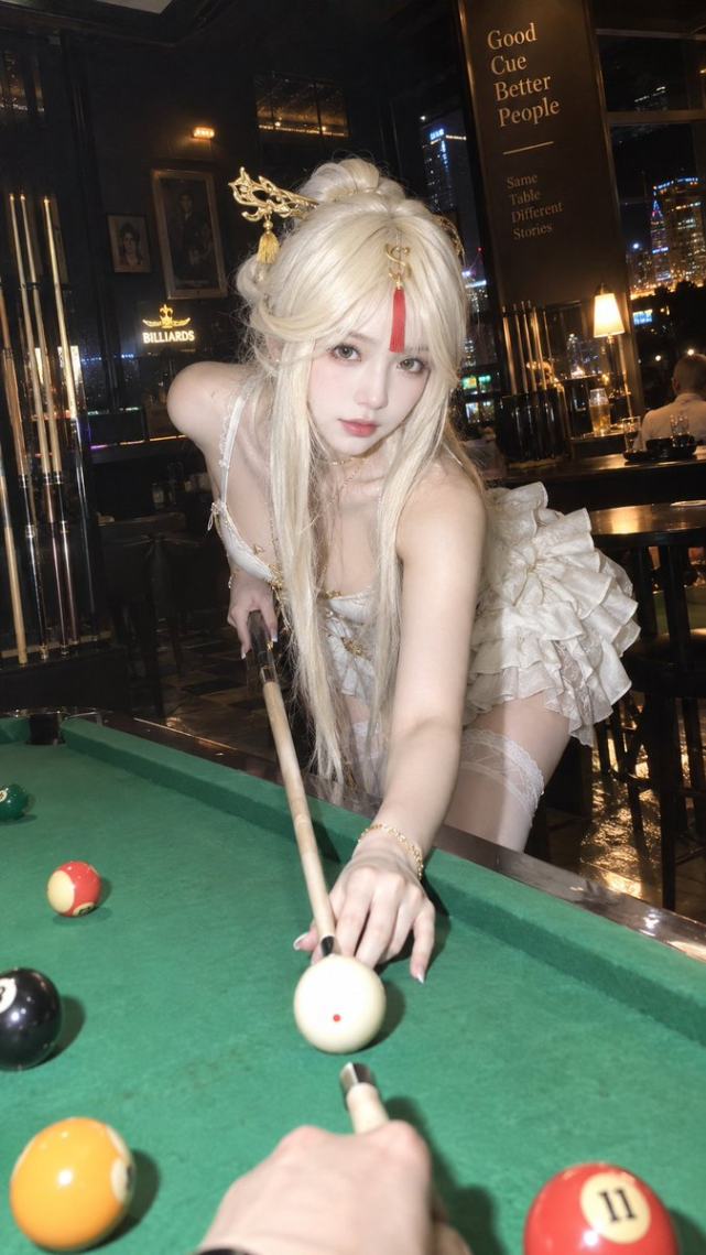 凝光coser台球室俯身击球POV