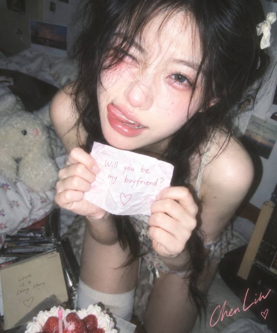 女友视角手持告白纸条的卧室直闪人像