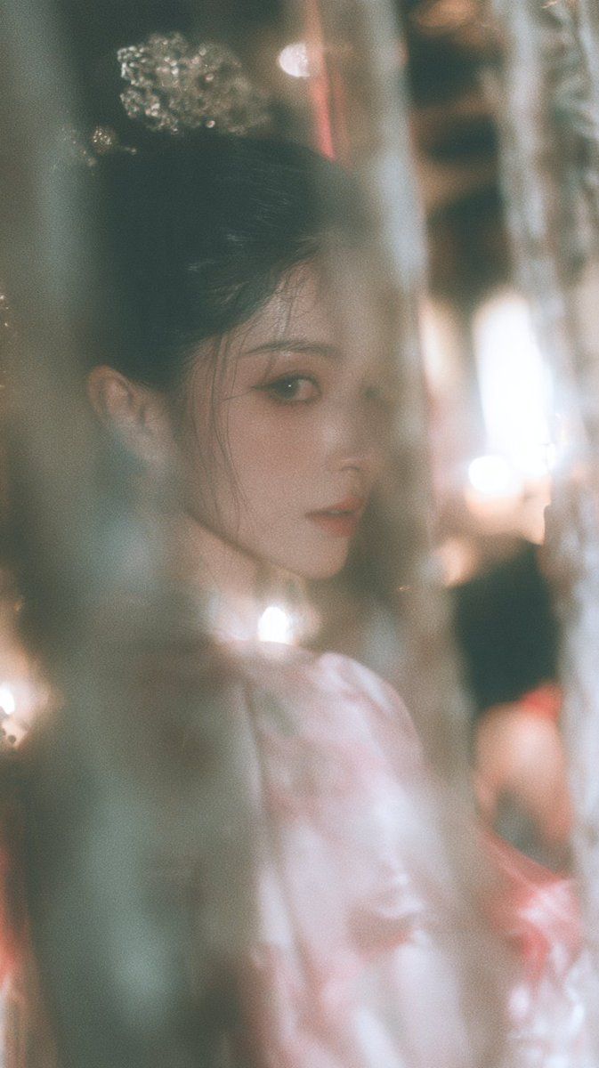 纱帘后回眸的汉服女子人像