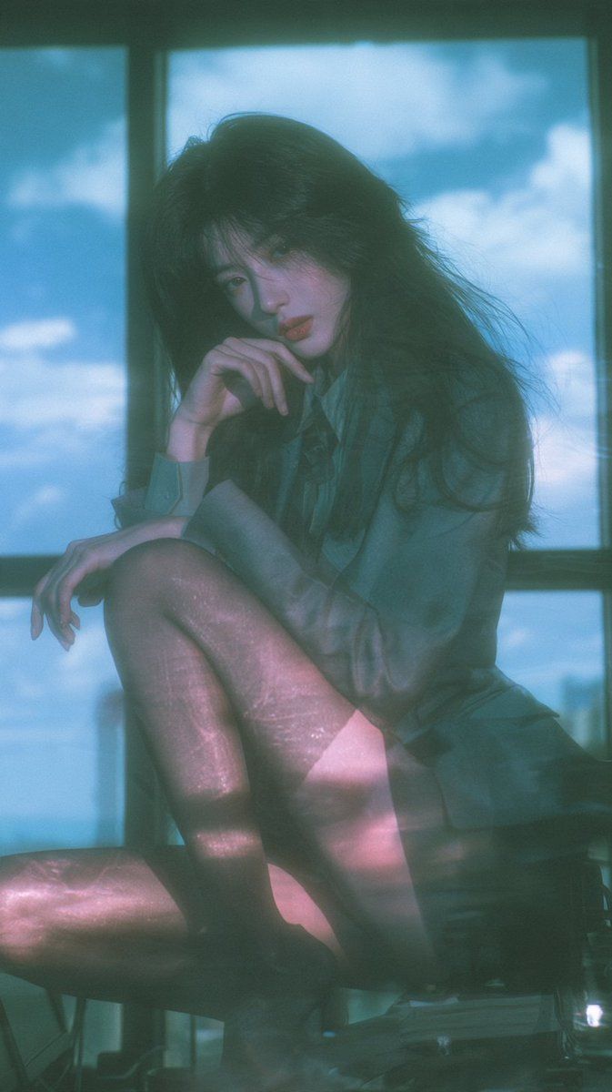 落地窗前蹲姿女性胶片人像